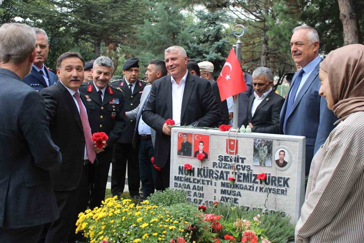 VALİ ÇİÇEK VE PROGRAMA KATILANLAR ŞEHİT KABİRLERİNE KARANFİL BIRAKTI.