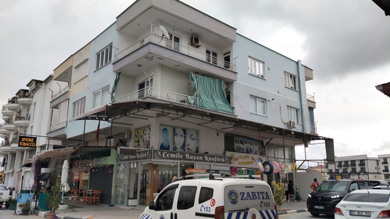 ANTALYA’NIN SERİK İLÇESİNDE KEDİLERİ İLE YALNIZ YAŞADIĞI EVİNDE HAREKETSİZ HALDE BULUNAN 40...