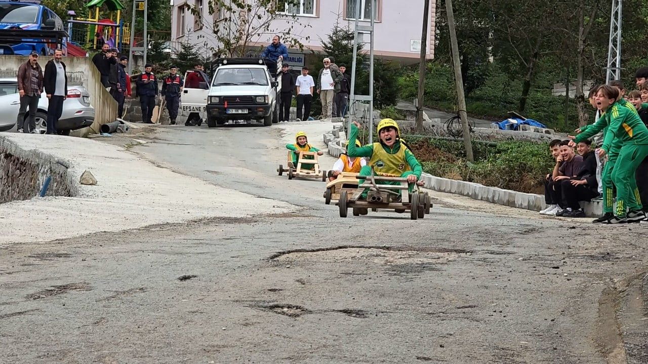 RİZE’NİN ÇAMLIHEMŞİN İLÇESİNDE HER YIL GELENEKSEL OLARAK DÜZENLENEN TAHTA ARABA YARIŞLARININ BU...