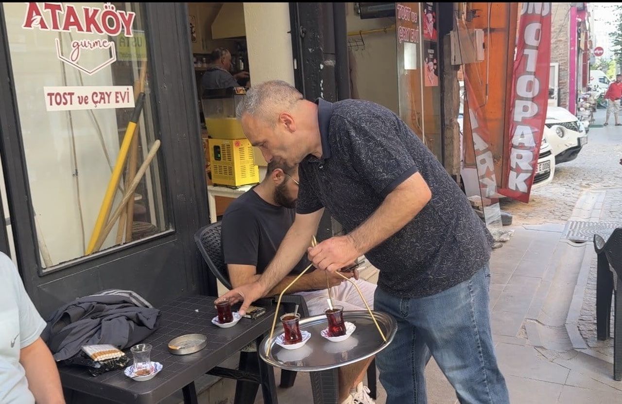 ESKİŞEHİR’DE BİR ÇAY OCAĞININ CAMLARINI ORADAN DIŞLANDIĞI İÇİN KIRAN ŞAHIS HAKKINDA KONUŞAN...