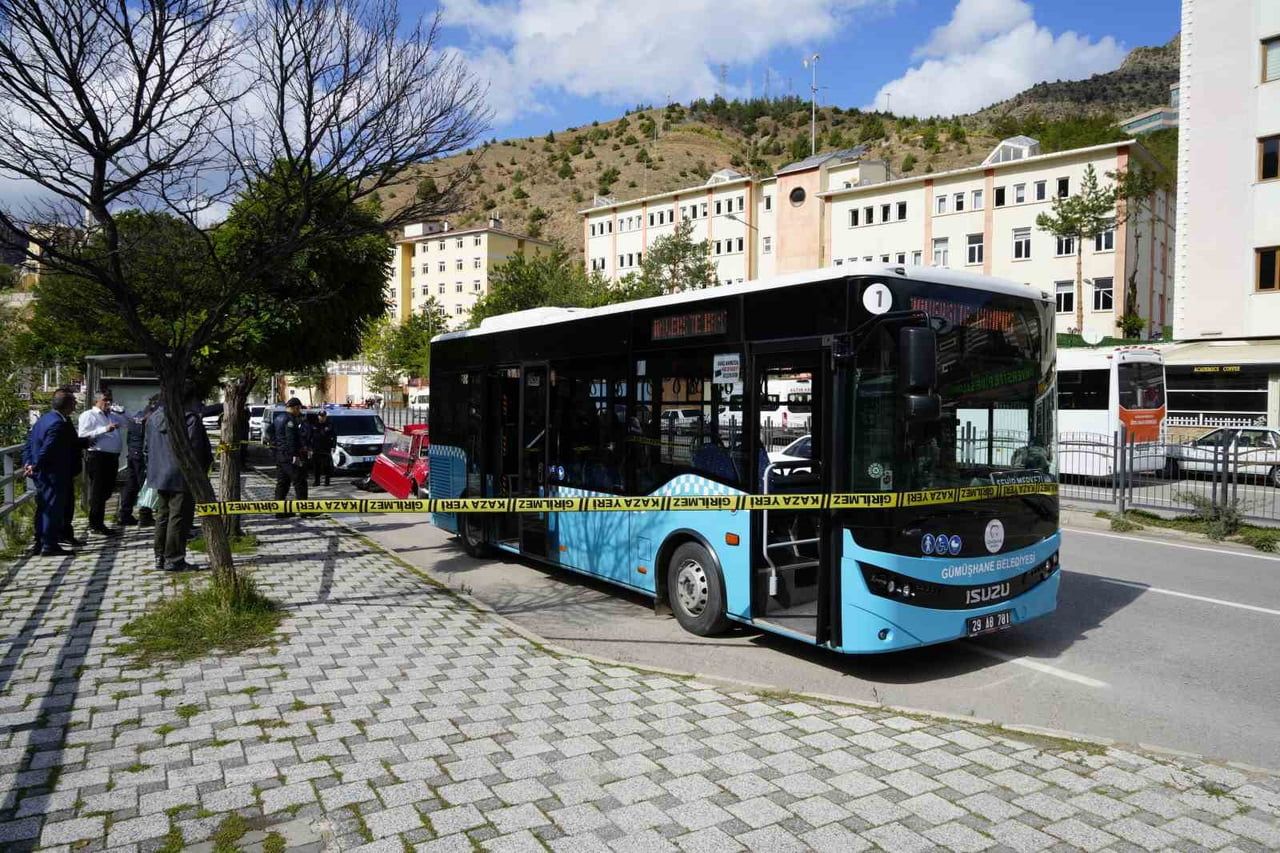 GÜMÜŞHANE'DE DURAKTA BEKLEYEN BELEDİYE OTOBÜSÜNE ÇARPAN OTOMOBİLDEKİ 2 KİŞİ YARALANDI.