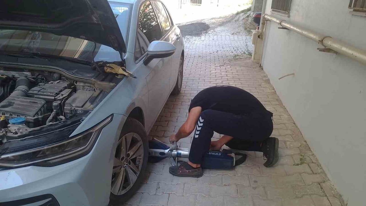 REYHANLI’DA PARK HALİNDEKİ ARACIN MOTOR BÖLÜMÜNE GİREREK MAHSUR KALAN KEDİ, EKİPLERİN ÇALIŞMASIYLA...