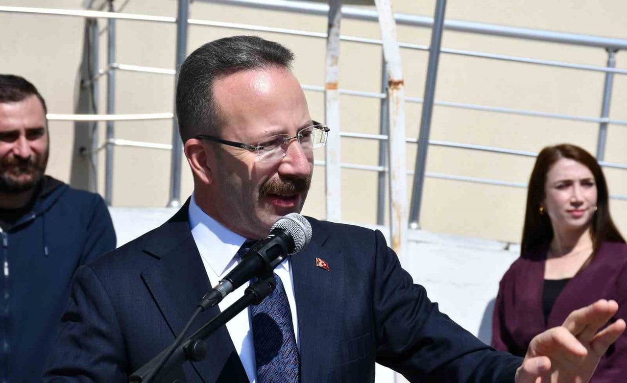 TÖRENDE KONUŞAN ARDAHAN VALİSİ ÖMER HİLMİ YAMLI, YENİ EĞİTİM ÖĞRETİM YILININ BAŞLAMASI DOLAYISIYLA...