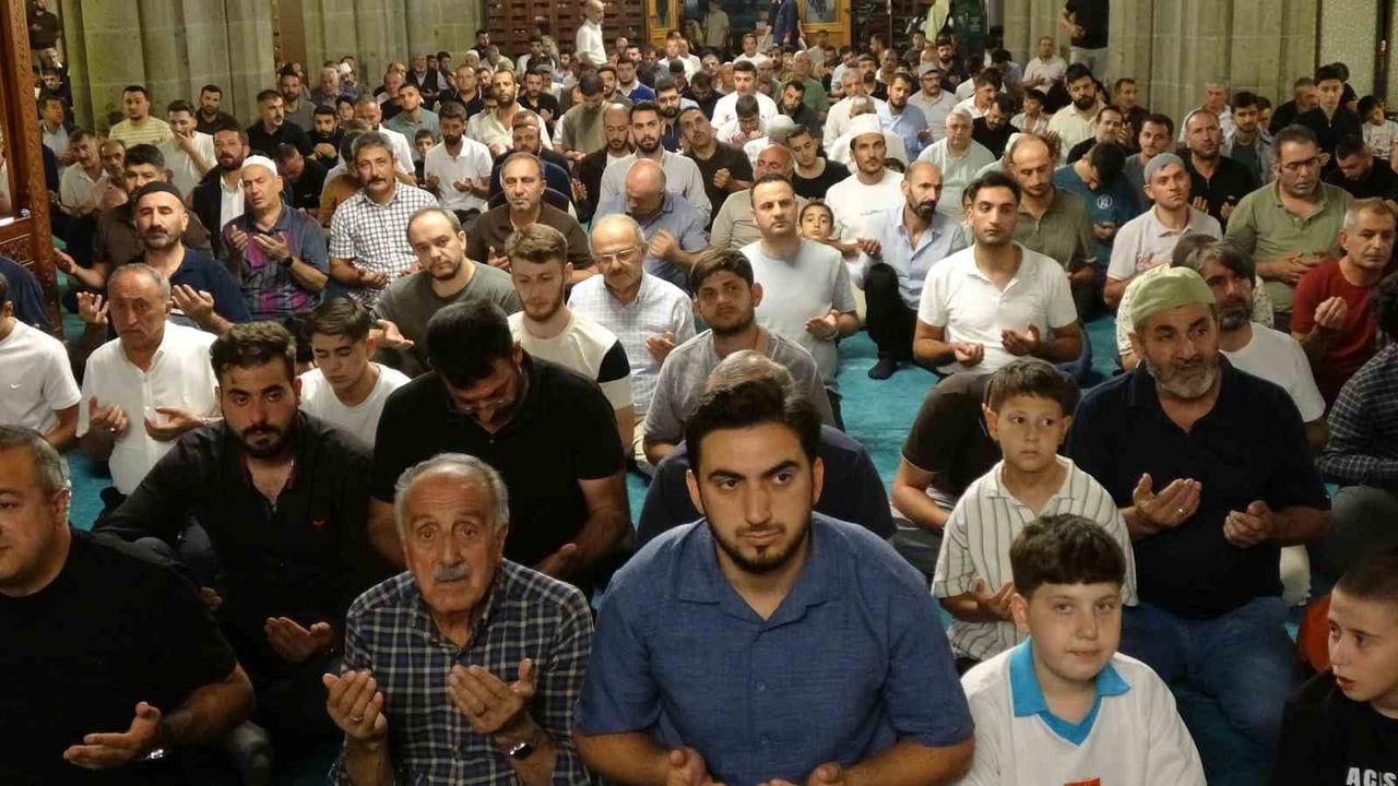 ERZURUM’DA HZ. MUHAMMED'İN (S.A.V) DÜNYAYA TEŞRİFİNİN YIL DÖNÜMÜ OLAN MEVLİT KANDİLİ'NDE CAMİLER...