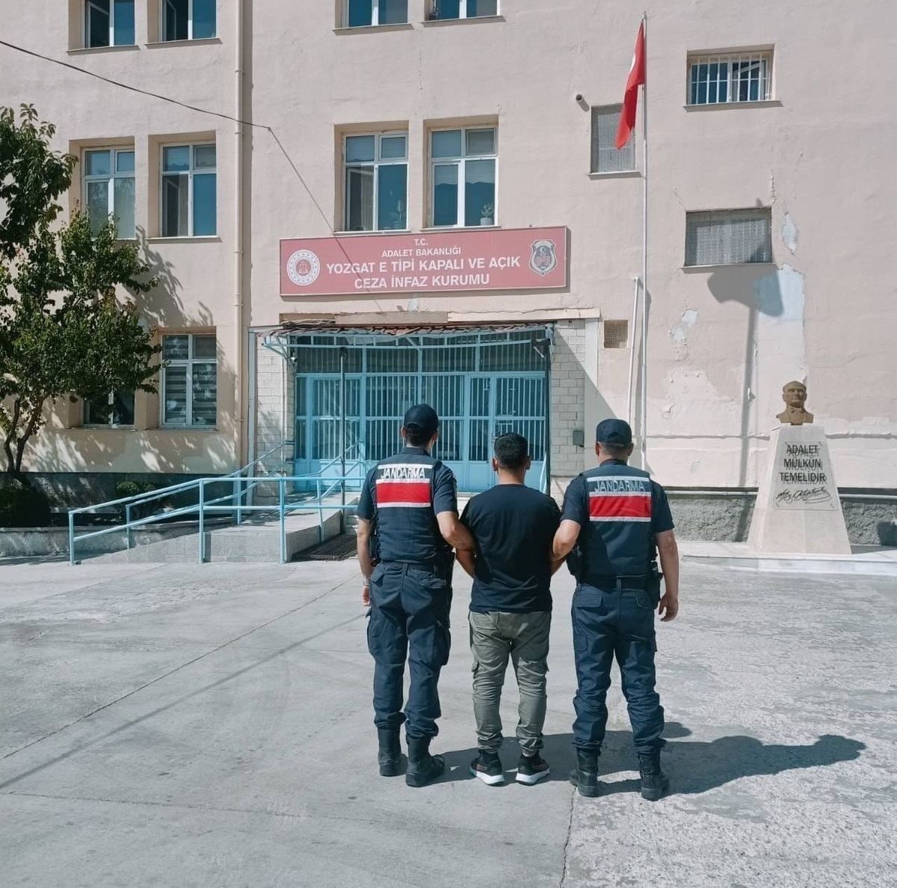 YOZGAT’TA HAKKINDA KESİNLEŞMİŞ HAPİS CEZASI BULUNAN FİRARİ HÜKÜMLÜ YAKALANDI.-