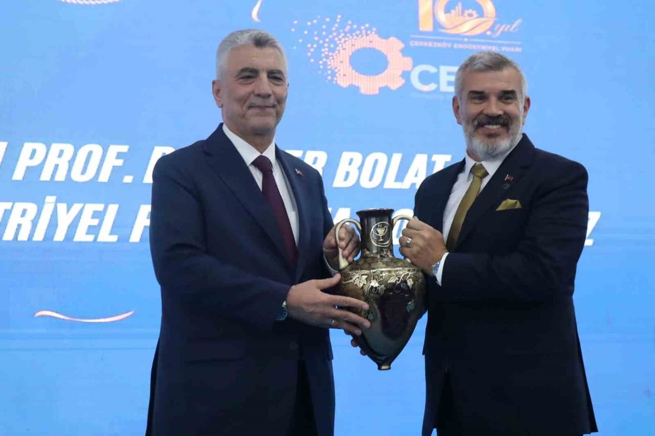 ÇERKEZKÖY TİCARET VE SANAYİ ODASI BAŞKANI AHMET ÇETİN TARAFINDAN BAKAN BOLA'TA HEDİYE TAKDİM...