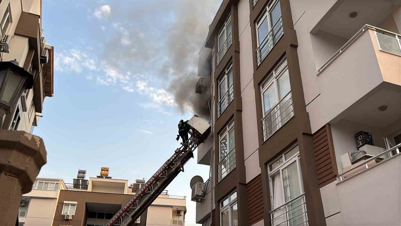 ANTALYA’DA 4 KARTLI APARTMANIN 3’ÜNCÜ KATINDAKİ DAİREDE ÇIKAN YANGIN İTFAİYE EKİPLERİNCE...