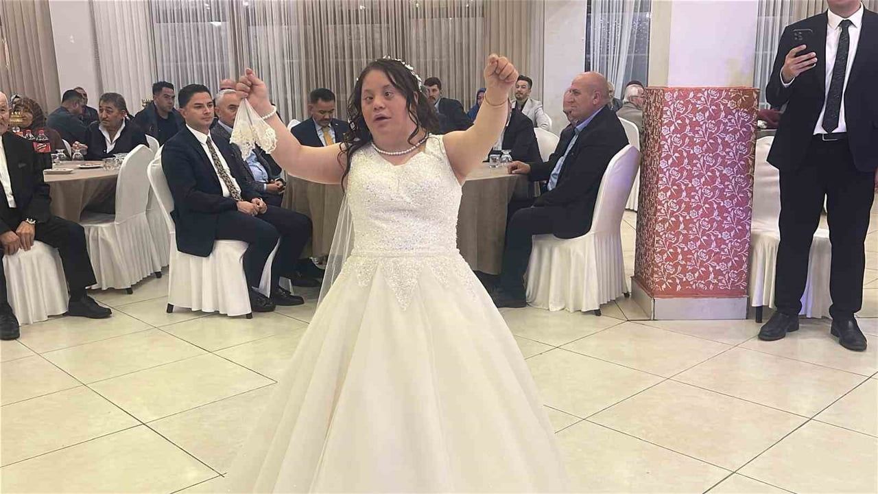 YOZGAT’TA YAŞAYAN 22 YAŞINDAKİ DOWN SENDROMLU YAĞMUR’UN GELİNLİK GİYME HAYALİ AİLESİNİN...