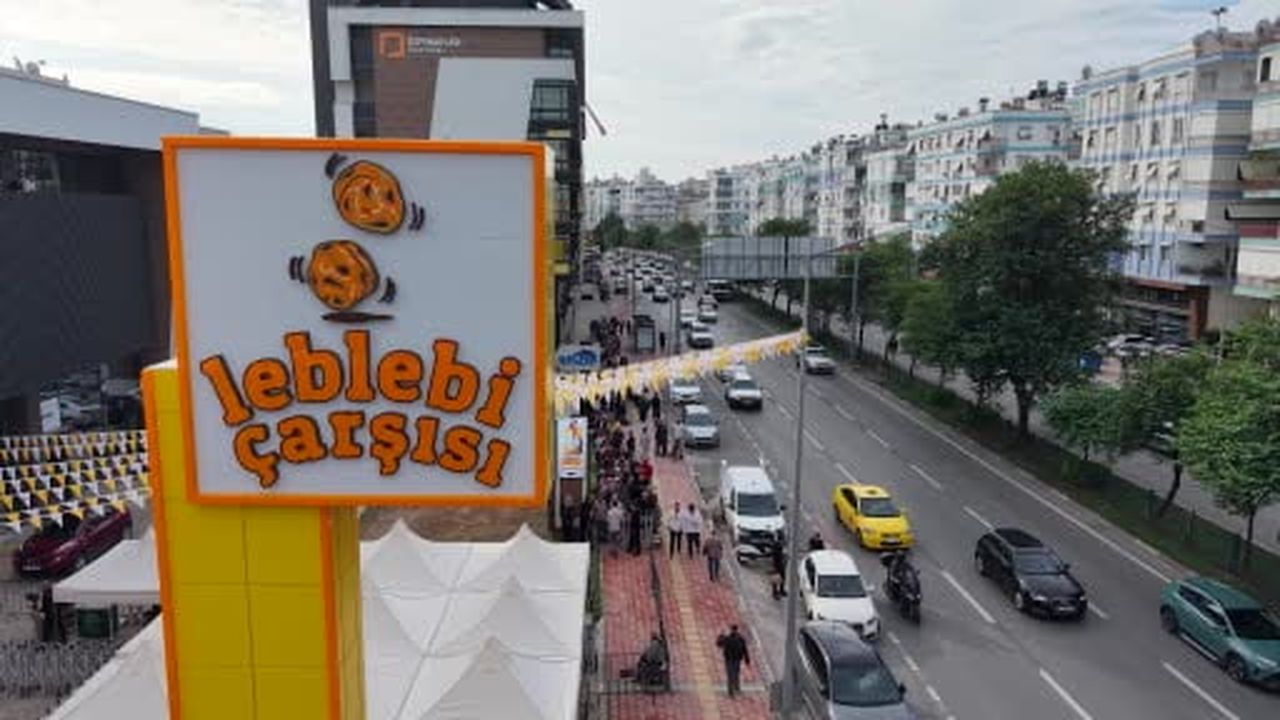 Denizli'nin ünlü leblebisi Antalya'da izdihama neden oldu