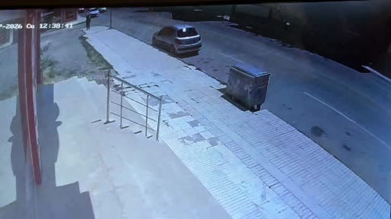 Çorum'da park halindeki araca çarpan otomobil devrildi: O anlar kamerada