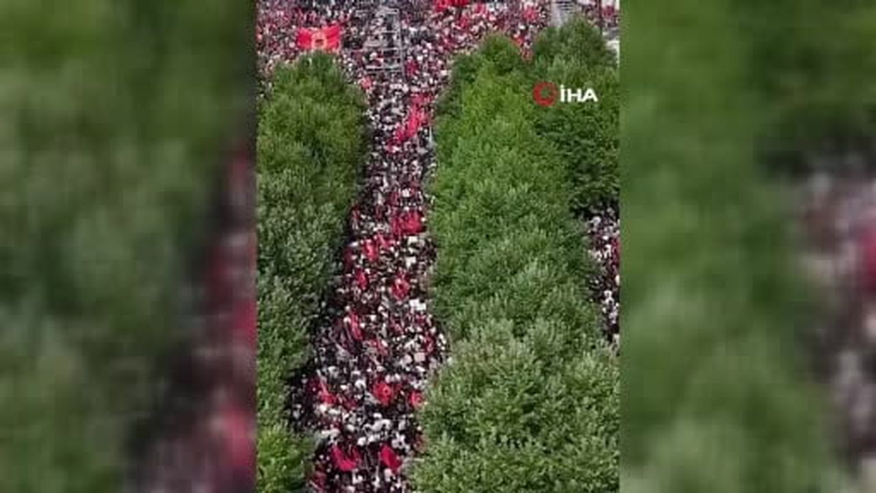Kosova'nın başkenti Priştine'de on binlerce kişi, Lahey'deki Kosova Özel Makhemesi'nde yargılanan...