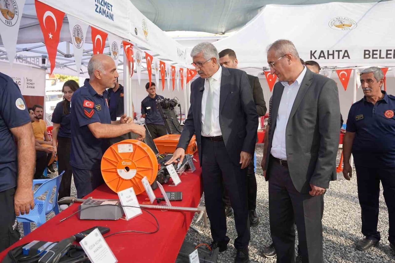 KAHTA’DA HAYAT KURTARAN BULUŞMA: İTFAİYE EKİPLERİ KENT MEYDANINDA