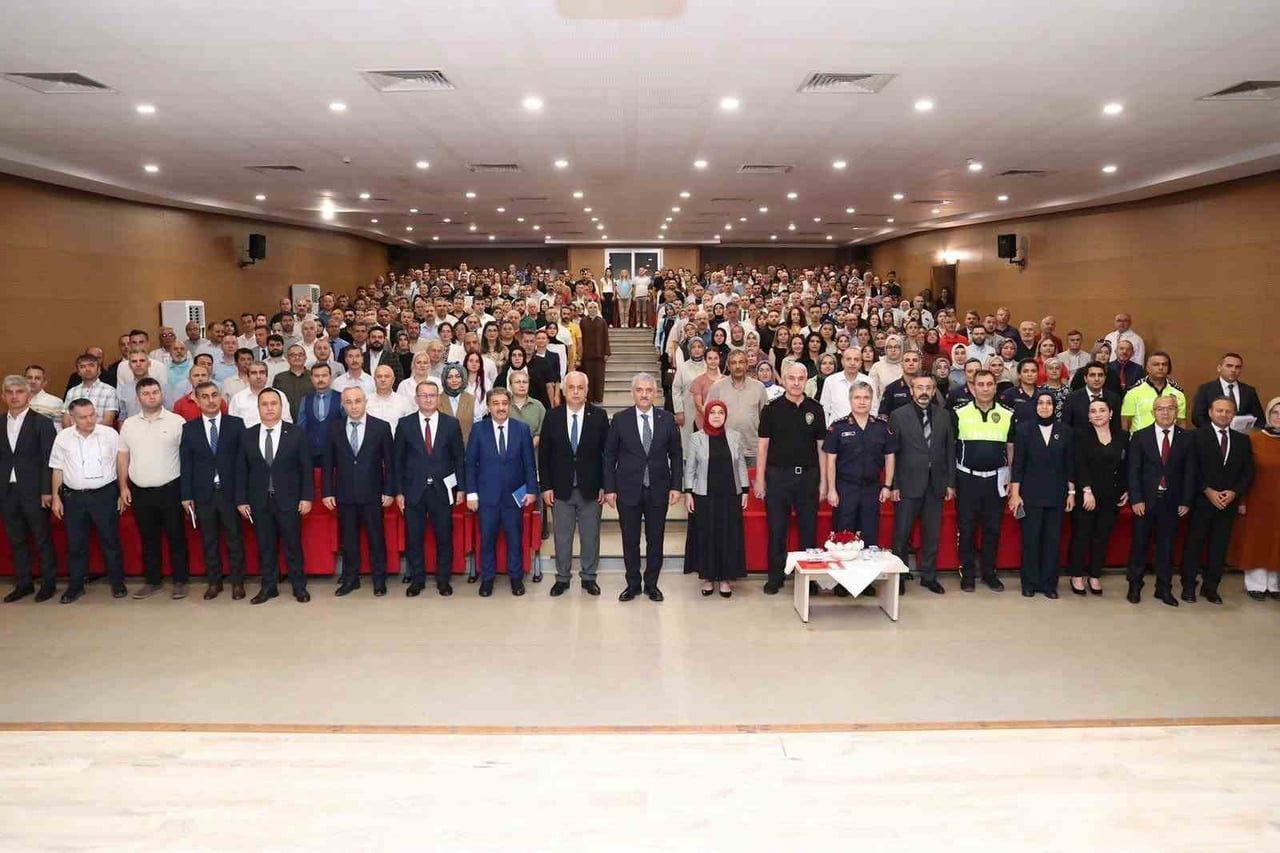 DÜZCE VALİSİ MEHMET MAKAS, 2026-2027 EĞİTİM ÖĞRETİM YILI ÖNCESİNDE DÜZENLENEN TOPLANTIDA OKUL...