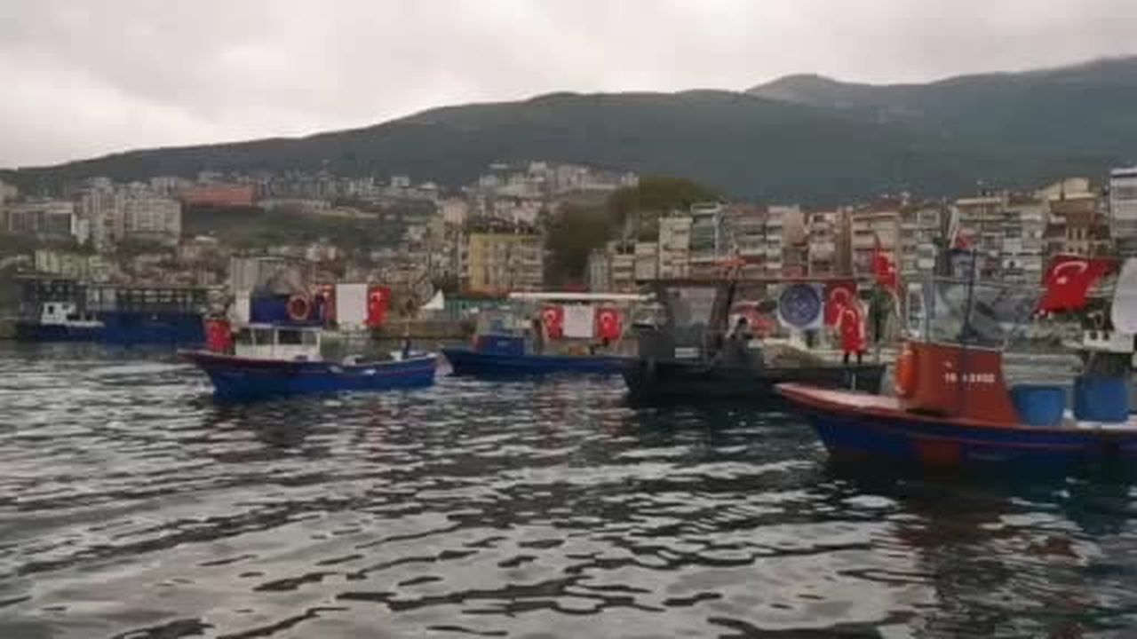 Gemlik'te tekne ve kayıklar Türk bayraklarıyla donatıldı, Cumhuriyet Bayramı kutlandı