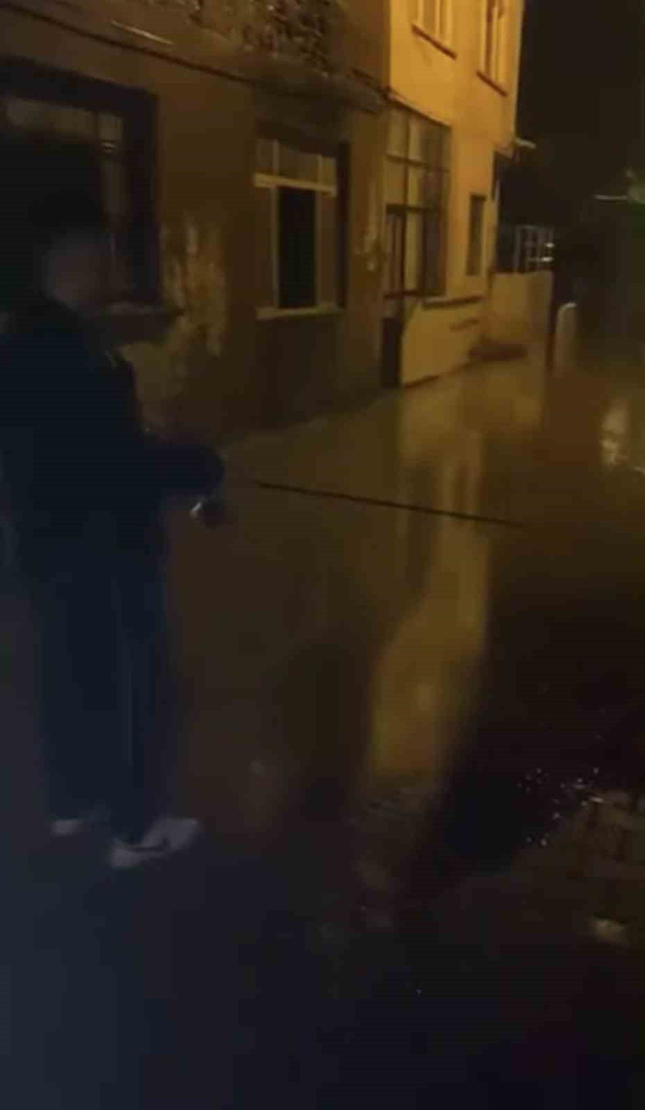 ÇANAKKALE’NİN BİGA İLÇESİNDE ETKİLİ OLAN SAĞANAK HAYATI DURMA NOKTASINA GETİRDİ. BAZI...