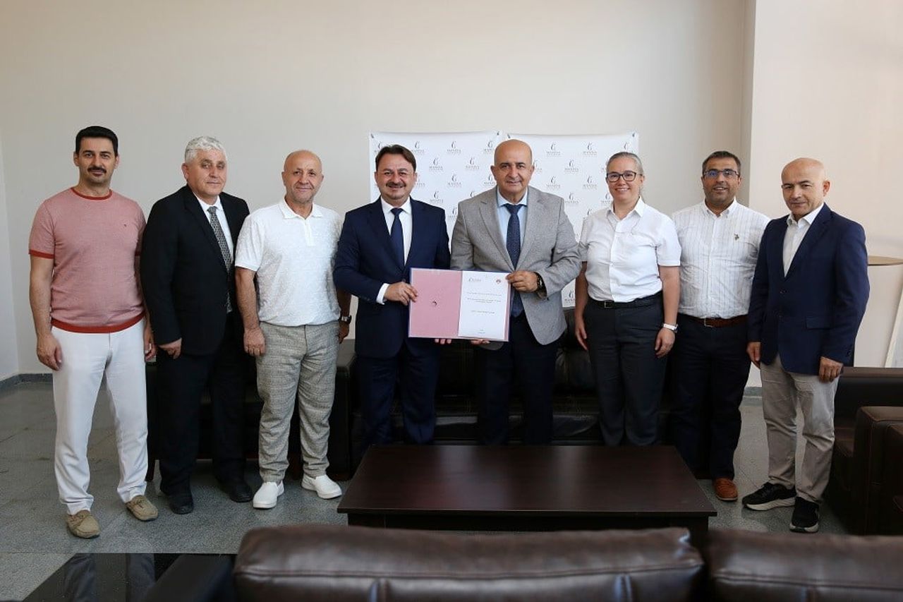 MANİSA CELAL BAYAR ÜNİVERSİTESİ İLE TÜRKİYE KARATE FEDERASYONU ARASINDA İMZALANAN PROTOKOLLE...