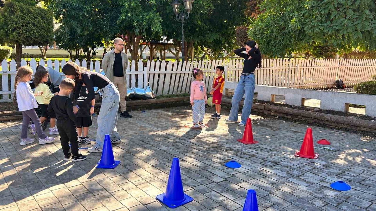ANTALYA ÇOCUK FESTİVALİ'NDE YER ALAN "MİNİ COP31" ATÖLYESİNDE ÇOCUKLAR, ELEKTRİK ÜRETEN BİSİKLET...
