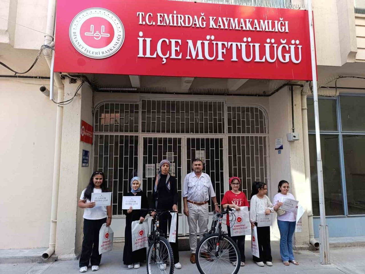 EMİRDAĞ’DA ‘CAMİLER ARASI BİLGİ YARIŞMASI’NDA DERECEYE GİREN ÖĞRENCİLER...