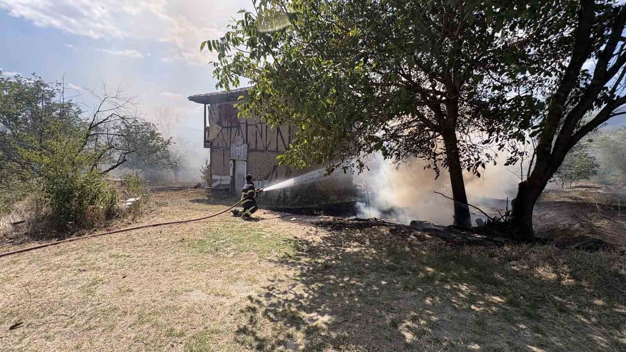 KASTAMONU’NUN TOSYA İLÇESİNDE TARLADA ÇIKAN ANIZ YANGINI BAĞ EVLERİNE SIÇRADI. İTFAİYE EKİPLERİ...