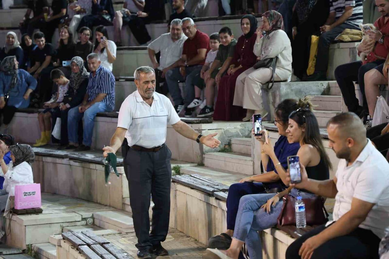 GIYASETTİN KILIÇ, KÜLTÜR PARK'TAKİ YAZ ŞENLİKLERİNDE SERGİLEDİĞİ PERFORMANSLA DA VATANDAŞLARIN...