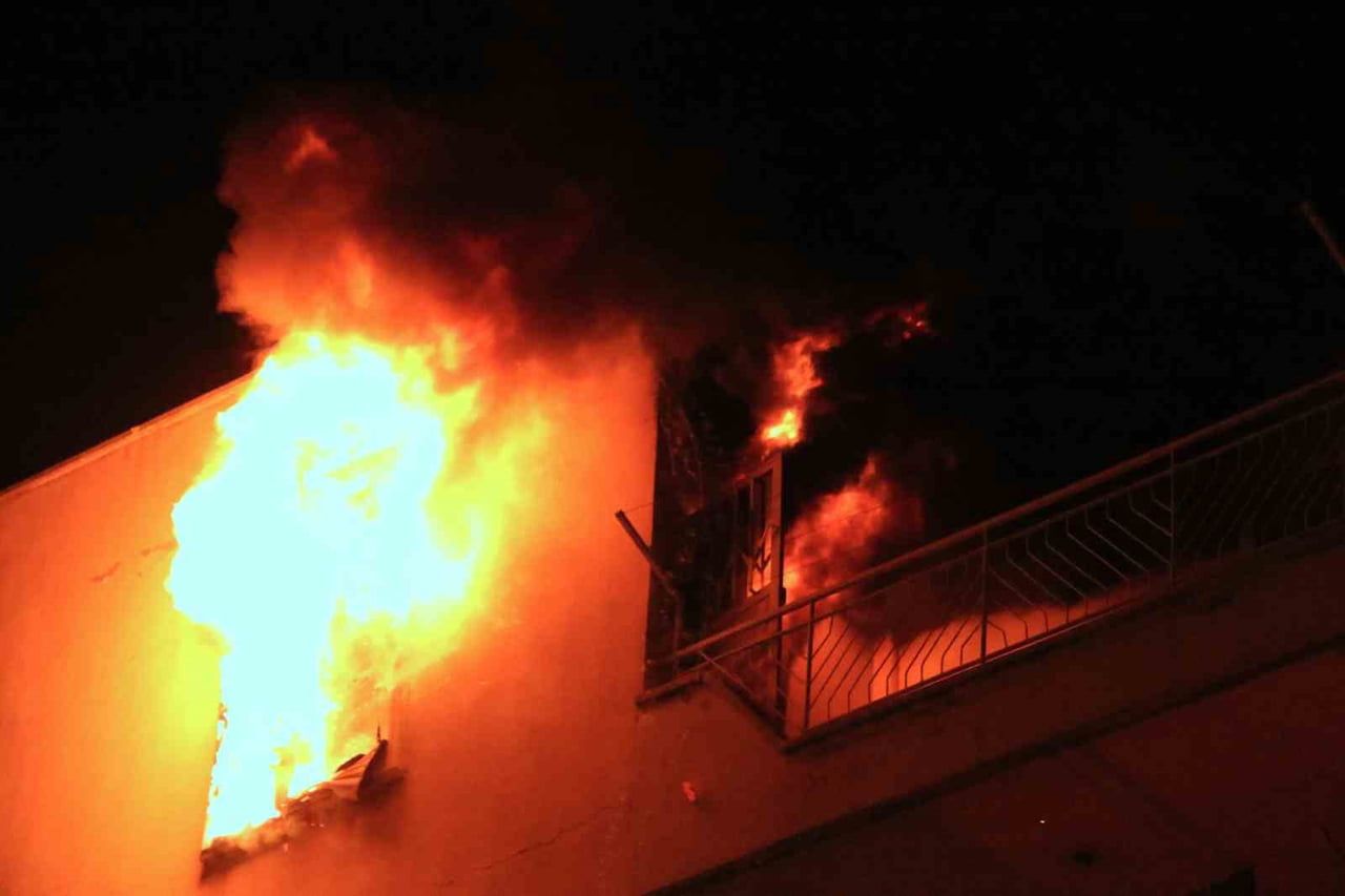 ANTALYA'DA BİR APARTMAN DAİRESİ ALEV ALEV YANDI, MAHALLELİLER SOKAĞA DÖKÜLDÜ. DAİREDE YAŞAYANLARIN...