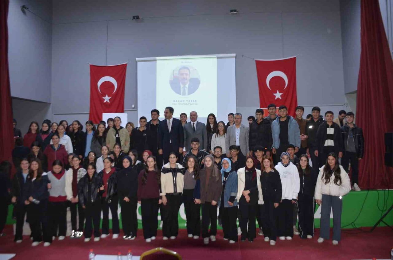 MUŞ'UN BULANIK İLÇESİNDE DÜZENLENEN ‘KARİYER GÜNLERİ’ PROGRAMINA KATILAN MİLLİ SAVUNMA BAKANLIĞI...