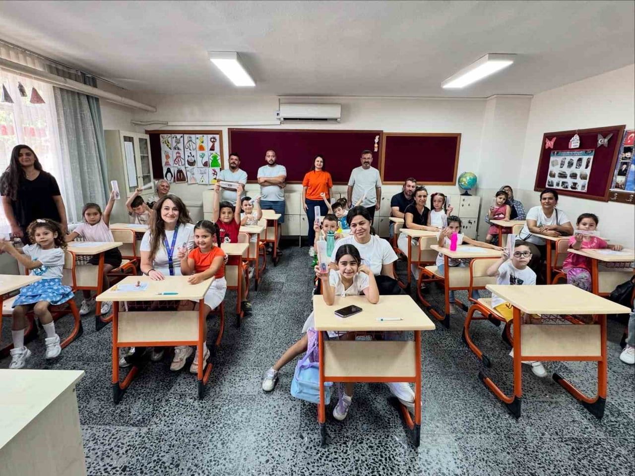 ÇİNE GENÇLİK MERKEZİ EKİPLERİ, YENİ EĞİTİM ÖĞRETİM YILININ İLK GÜNÜNDE ÖĞRENCİLERİ ZİYARET EDEREK...