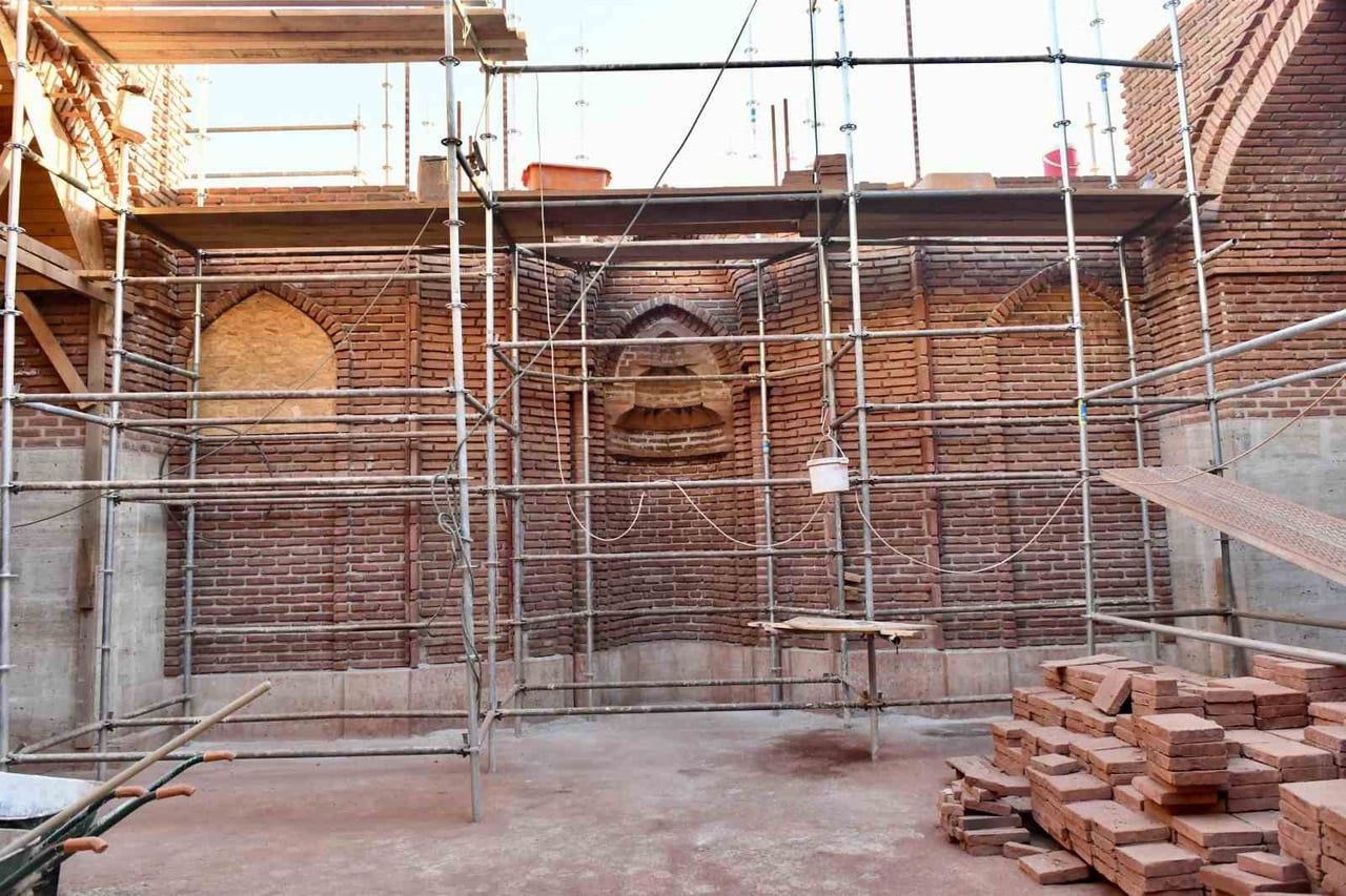 VAN KALESİ’NİN GÜNEYİNDE YER ALAN ESKİ VAN ŞEHRİ’NDE BULUNAN 800 YILLIK TARİHİ ULU CAMİİ’NİN...