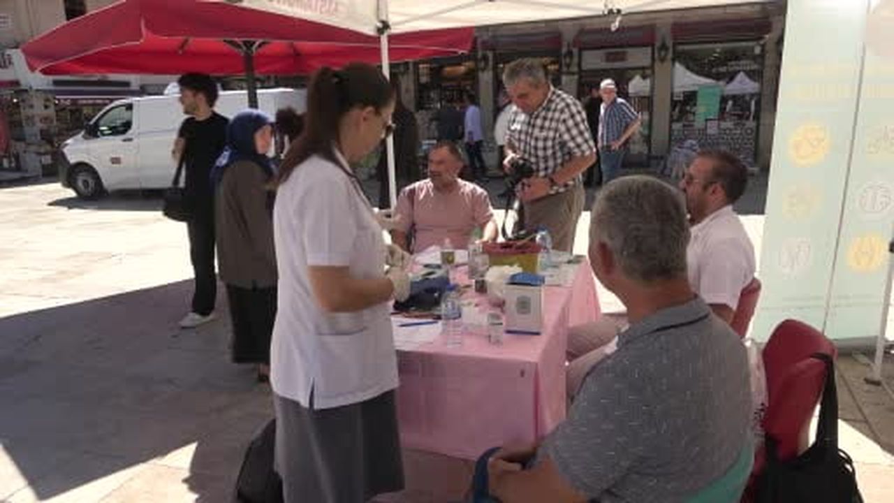 Tarihi meydanda "halk sağlığı sokağı" kuruldu, vatandaşlara ücretsiz sağlık testleri...