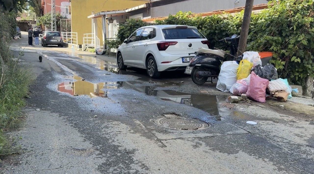 SARIYER’DE EVLERİNİN ÖNÜNDEN AKAN KANALİZASYON SUYU MAHALLELİYİ İSYAN ETTİRDİ: "KENDİ BAŞIMIZA...