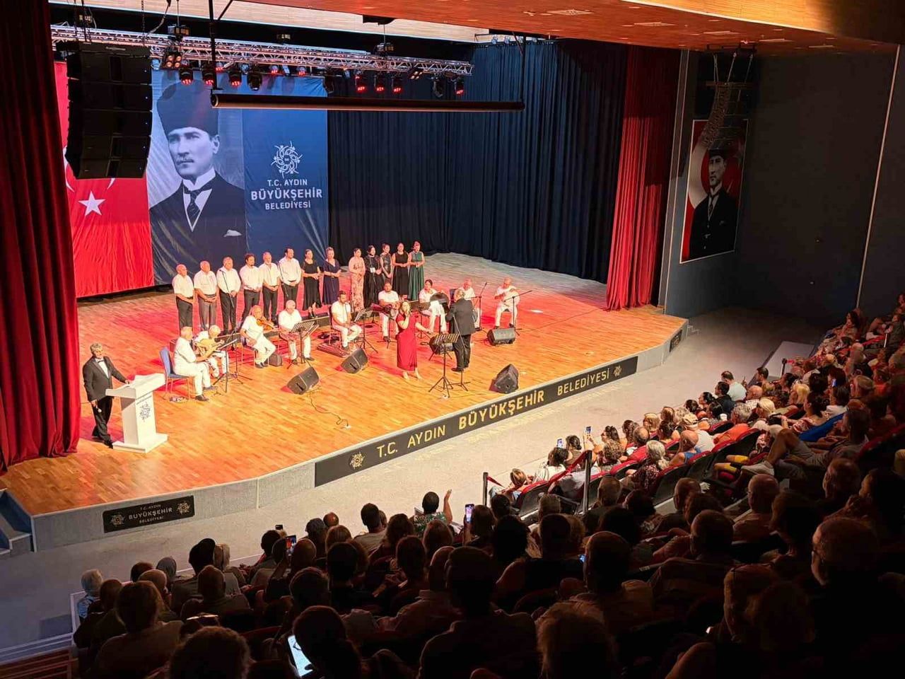 AYDIN BÜYÜKŞEHİR BELEDİYESİ TÜRK SANAT MÜZİĞİ KOROSU’NUN DİDİM’DE SAHNELEDİĞİ "ŞARKILAR GEÇİDİ"...