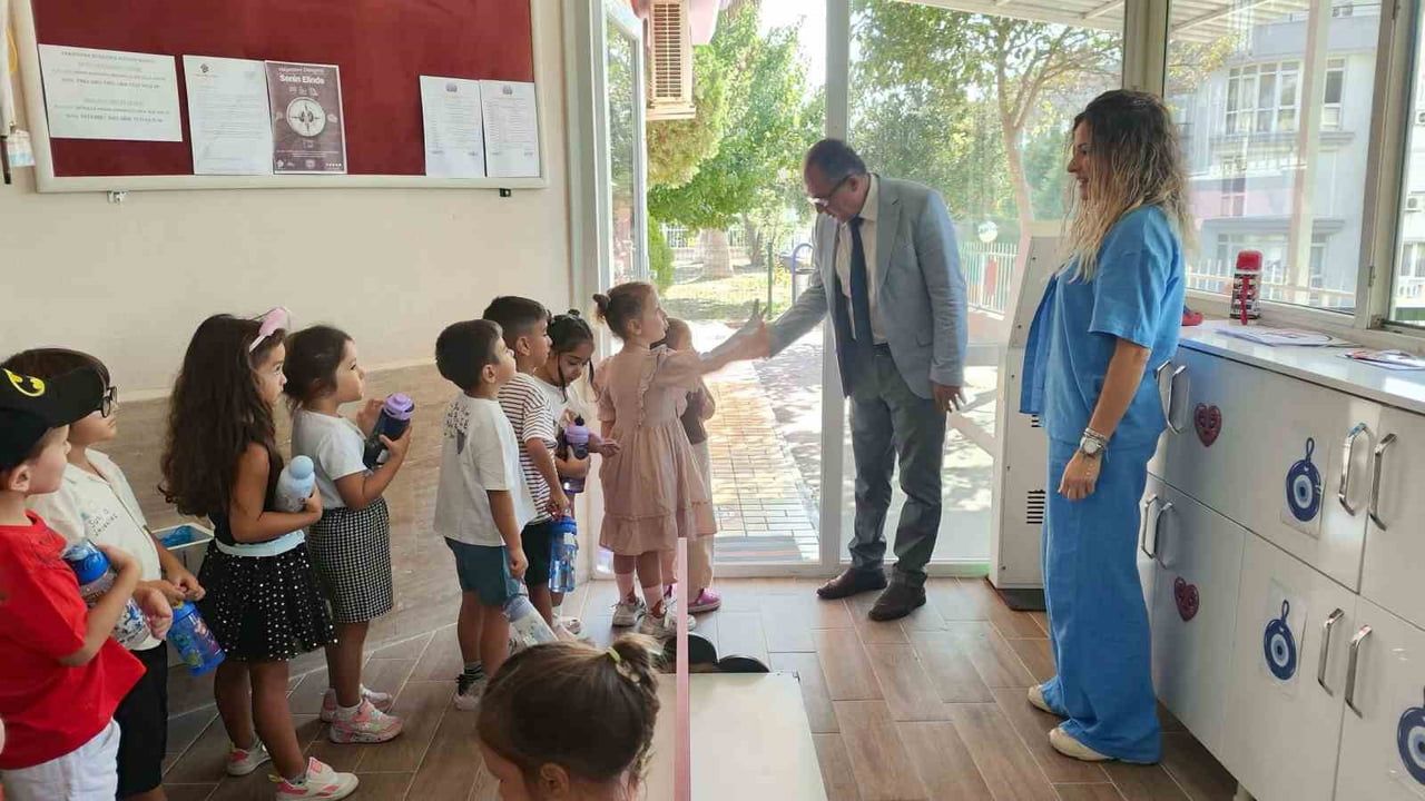AYDIN’IN KUŞADASI İLÇESİNDE İLÇE MİLLİ EĞİTİM MÜDÜRÜ ŞERAFETTİN YAPICI, MÜCELLA EMGİN ANAOKULU’NU...