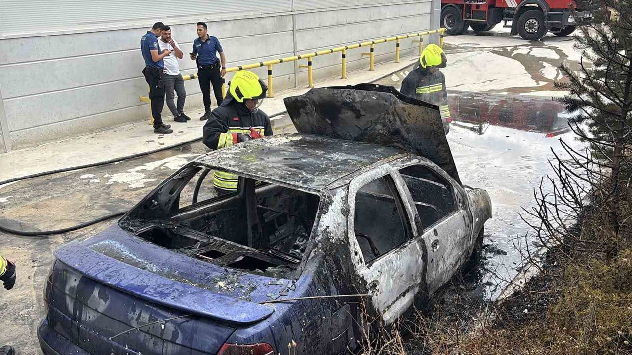 BOLU’DA BİR VATANDAŞIN 15 GÜN ÖNCE TÜM BİRİKİMİYLE ALDIĞI OTOMOBİL PARK HALİNDEYKEN ALEVLERE...