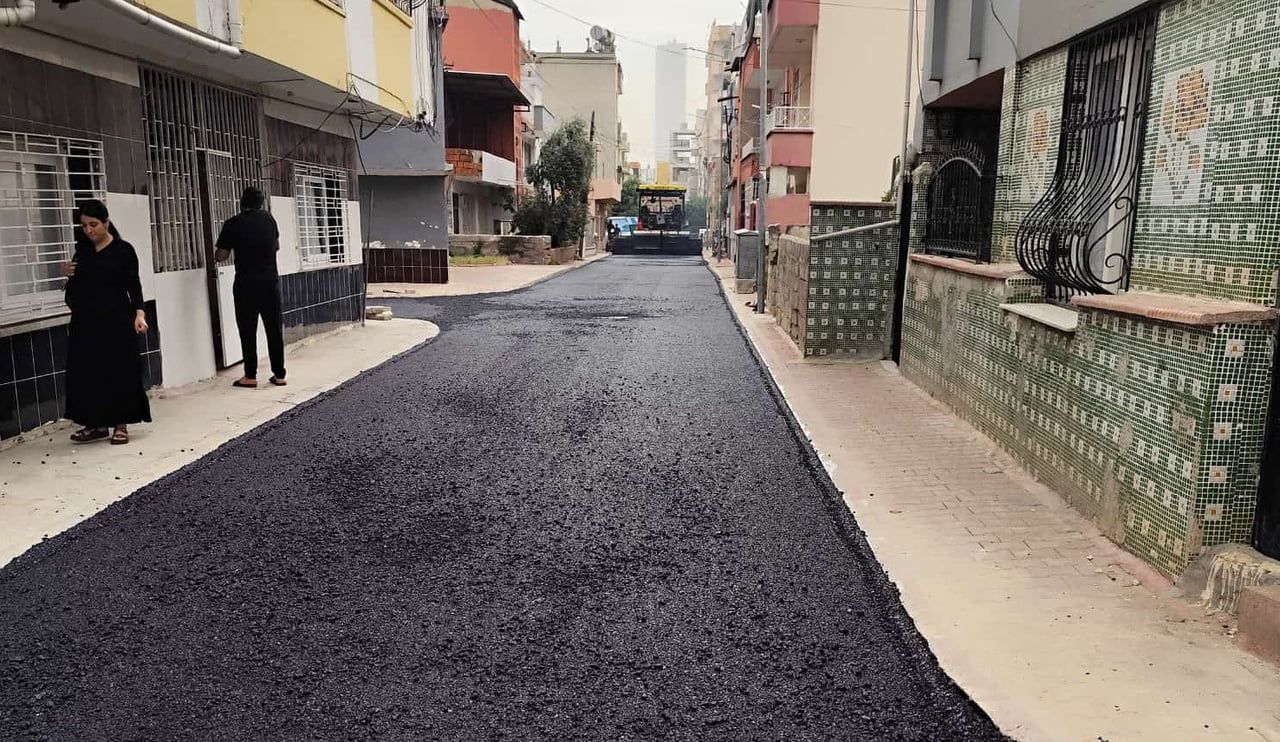 MERSİN'İN MERKEZ İLÇE AKDENİZ BELEDİYESİ, İLÇE GENELİNDE ULAŞIM KONFORUNU ARTIRMAK AMACIYLA...