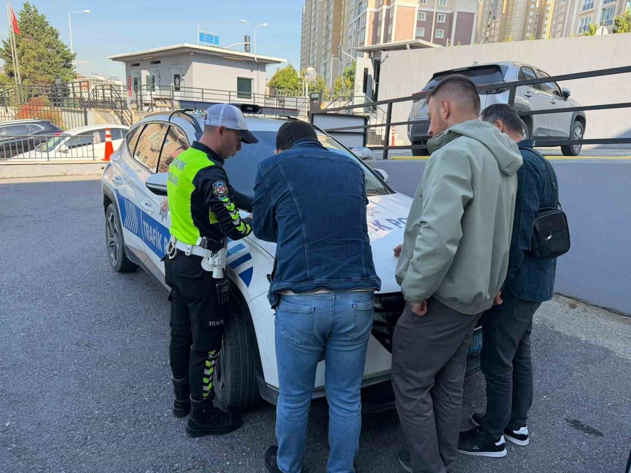 İSTANBUL BAŞAKŞEHİR'DE TRAFİKTE SALDIRI AMACIYLA ARAÇLARINDAN İNDİKLERİ GÖRÜNTÜLERLE TESPİT EDİLEN...