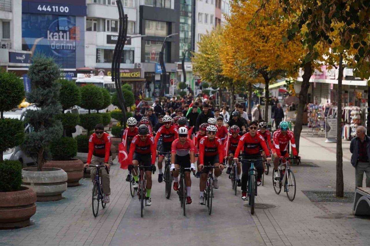 BOLU’DA, 29 EKİM CUMHURİYET BAYRAMI KUTLAMALARI KAPSAMINDA CUMHURİYET BİSİKLET TURU DÜZENLENDİ....