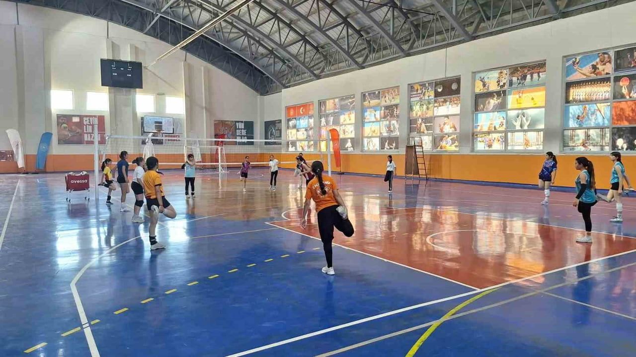 MUŞ’UN BULANIK İLÇESİNDE YAZ SPOR OKULLARI KAPSAMINDA GERÇEKLEŞTİRİLEN VOLEYBOL ANTRENMANLARI...
