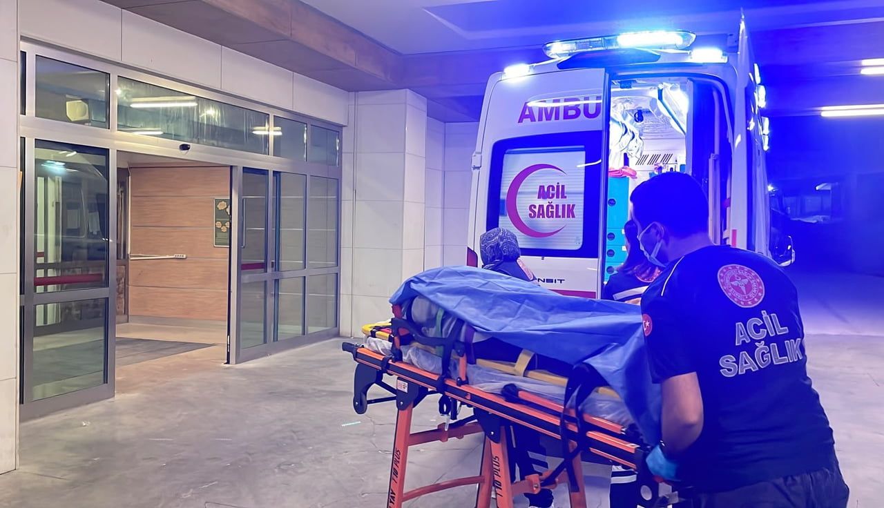 YARALI KADIN, AMBULANSLA KARAMAN EĞİTİM VE ARAŞTIRMA HASTANESİ’NE KALDIRILARAK TEDAVİ ALTINA...