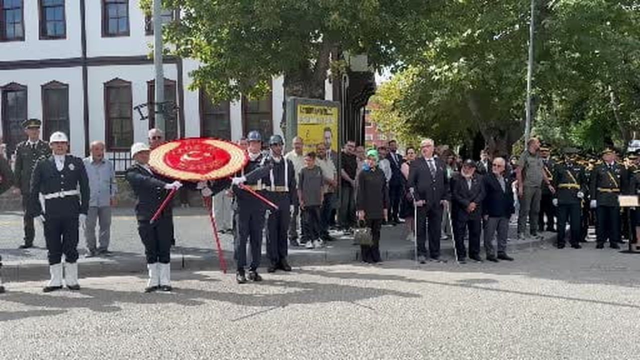 Komandoların gösterisine eşlik eden minik asker izleyenleri mest etti