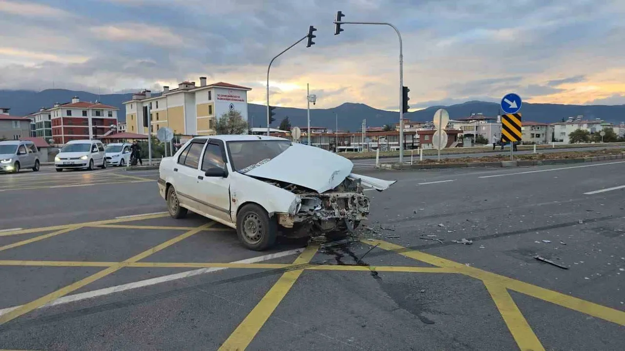 GAZİANTEP’İN İSLAHİYE İLÇESİNDE 2 OTOMOBİLİN ÇARPIŞMASI SONUCU MEYDANA GELEN KAZADA ARAÇLAR...