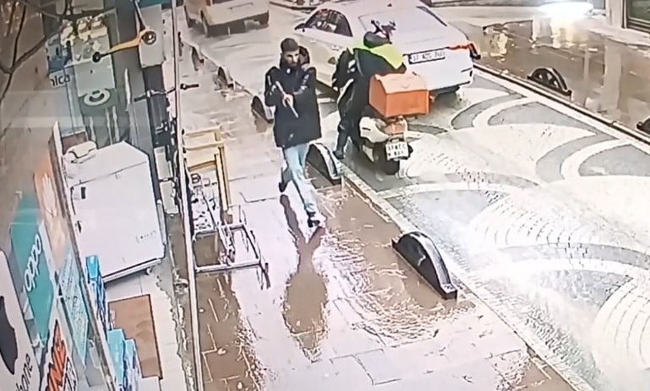 KASTAMONU’NUN EN İŞLEK CADDESİNDE KOŞAR ADIMLA GELEN SALDIRGANIN RASTGELE TÜFEKLE ATEŞ ETMESİ BİR...