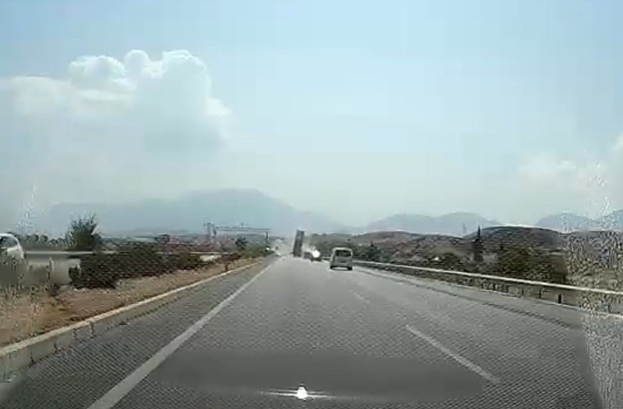 DENİZLİ’DE YÜKÜ BOŞALTTIKTAN SONRA AÇIK UNUTTUĞU DORSE İLE YOLDA SEYİR EDEN TIR ELEKTRONİK...