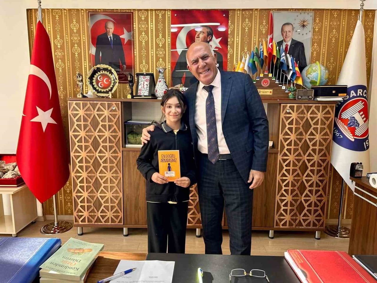 HİSARCIK’TA KİTAP OKUYAN ÖĞRENCİYE BAŞKAN DEMİRTAŞ’TAN DESTEK