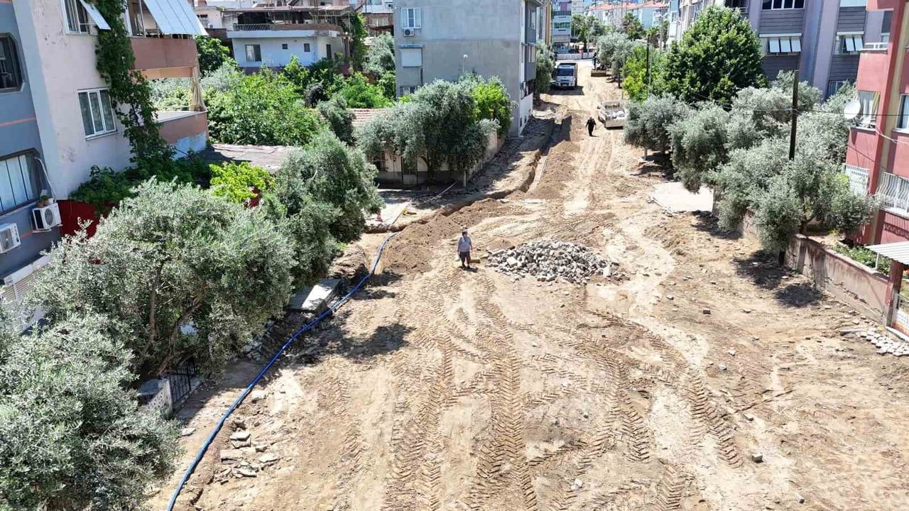 NAZİLLİ BELEDİYESİ, İLÇE GENELİNDE DEVAM EDEN ASFALT VE PARKE TAŞI YENİLEME ÇALIŞMALARININ BAZI...