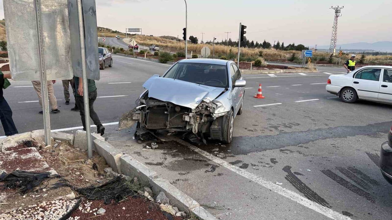 KAVŞAKTA İKİ OTOMOBİL ÇARPIŞTI. ŞANS ESERİ YARALANAN OLMADI ARAÇLARDA MADDİ HASAR MEYDANA...