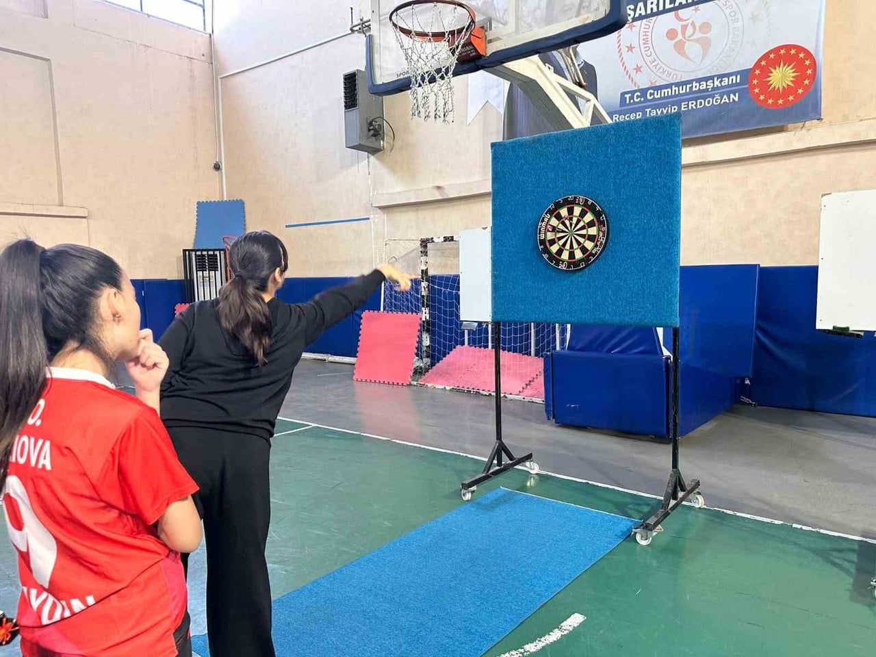 AYDIN’IN İNCİRLİOVA İLÇESİNDE OKUL SPORLARI KAPSAMINDA DÜZENLENEN DART İL BİRİNCİLİĞİNDE...