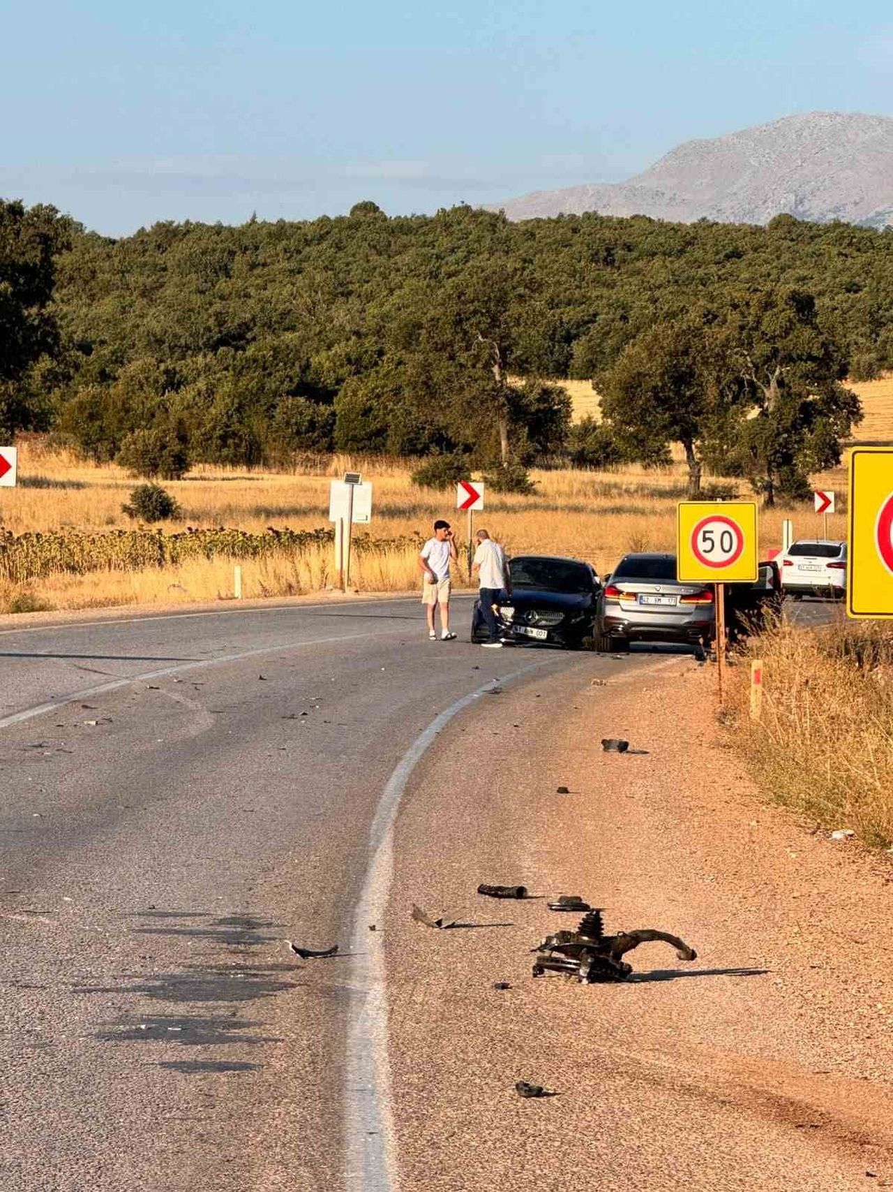 KONYA'NIN BEYŞEHİR İLÇESİNDE 3 OTOMOBİLİN ÇARPIŞMASI SONUCU 6 KİŞİ YARALANDI