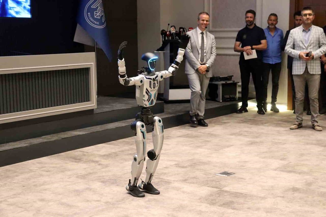 MELİKGAZİ BELEDİYESİ TARAFINDAN ALINAN VE İSMİ "MEGA" OLAN İNSANSI ROBOT, BELEDİYEDE İŞE...
