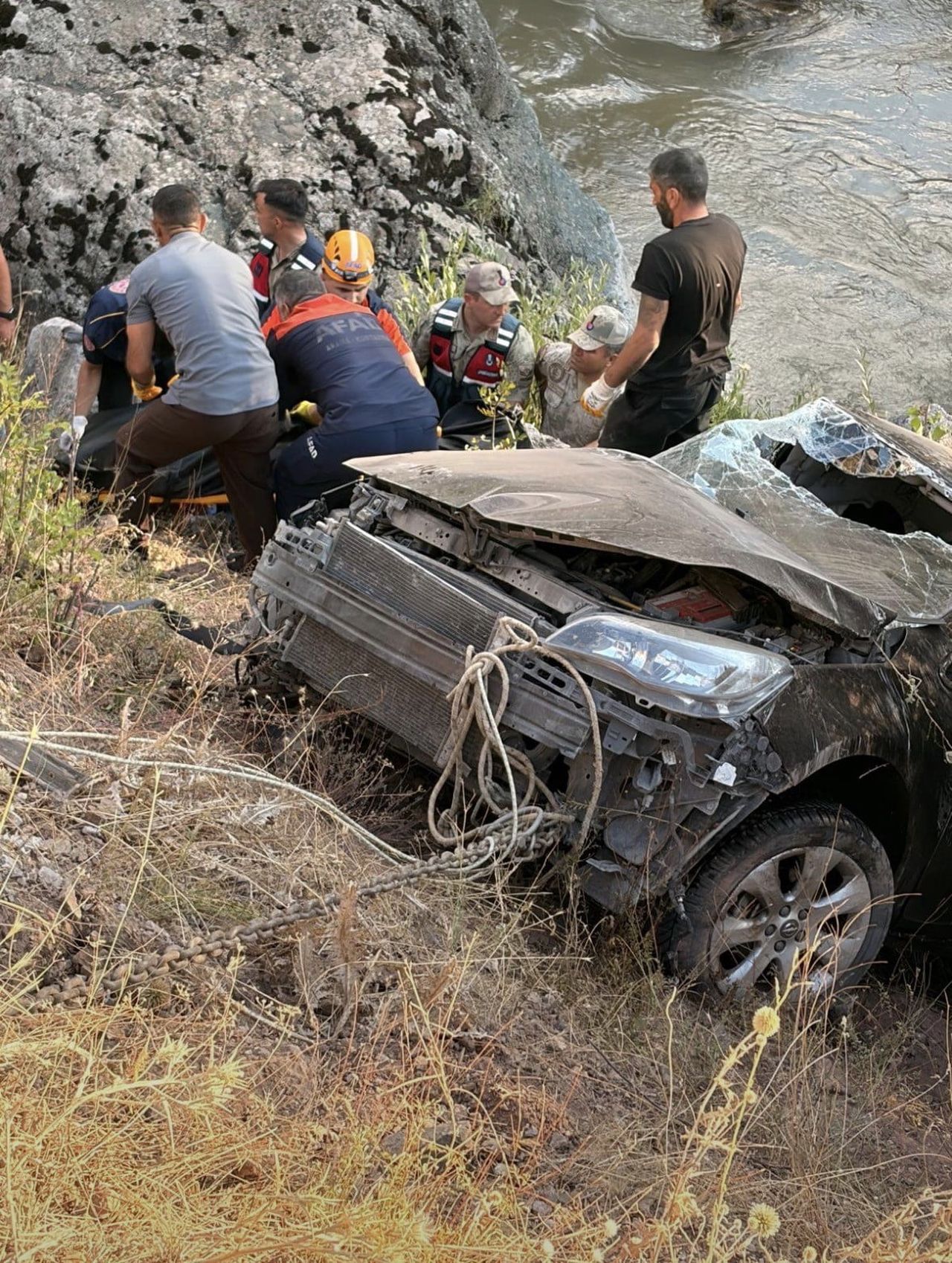 BİNGÖL’DE ARACIN DEREYE UÇMASI SONUCU MEYDANA GELEN KAZADA 1 KİŞİ HAYATINI KAYBETTİ, 4 KİŞİ...