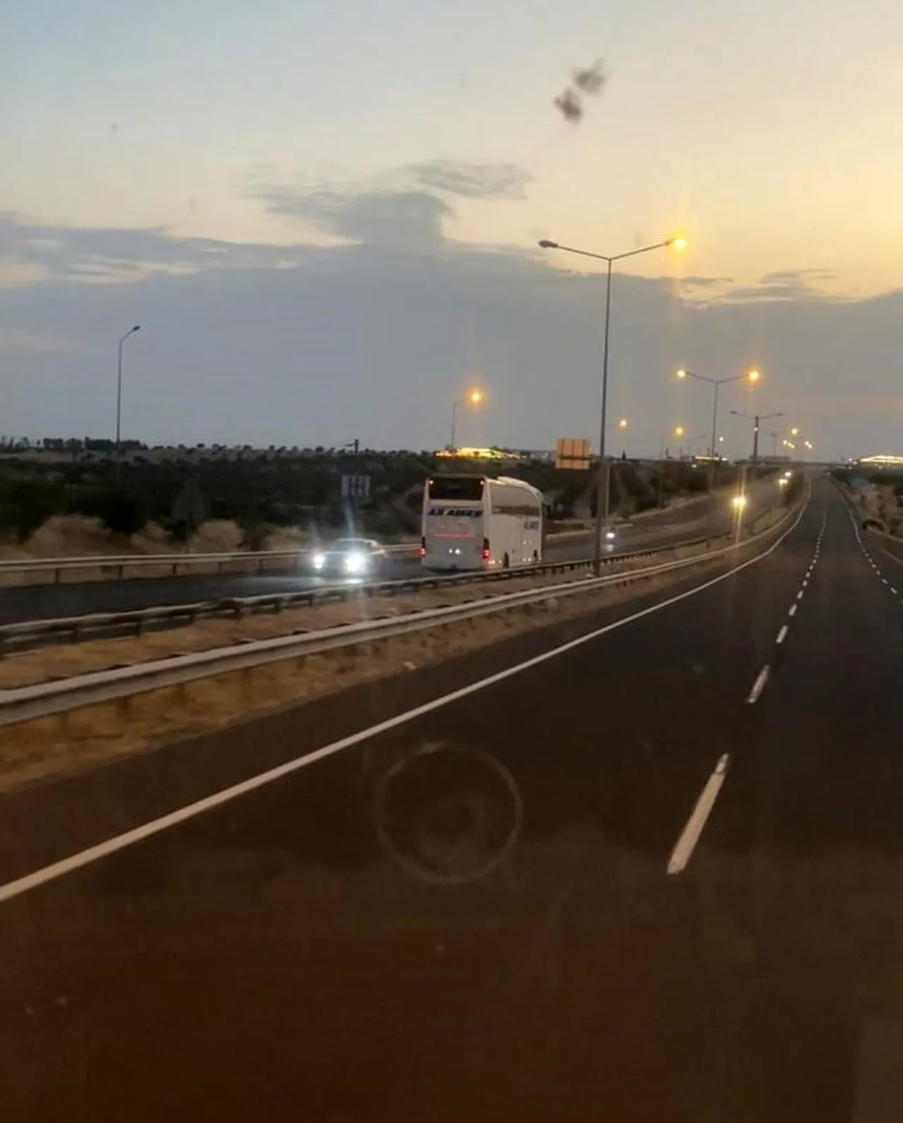ŞANLIURFA-GAZİANTEP OTOYOLU'NUN BİRECİK ÇIKIŞINDA TERS YÖNDE İLERLEYEN YOLCU OTOBÜSÜ, SÜRÜCÜLERE...